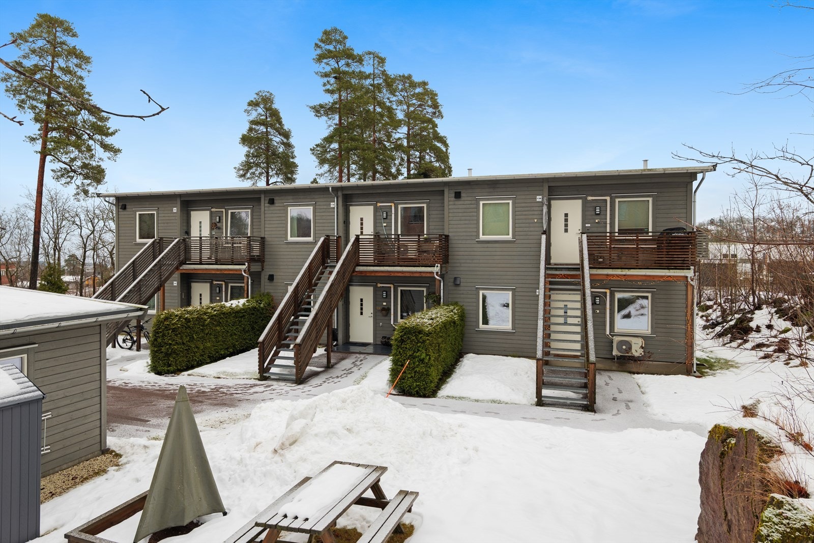 Det er totalt 6 enheter i sameiet - Sameiet har laget til en hyggelig uteplass med bålpanne, sittebenker og sandkasse. Galleribilde