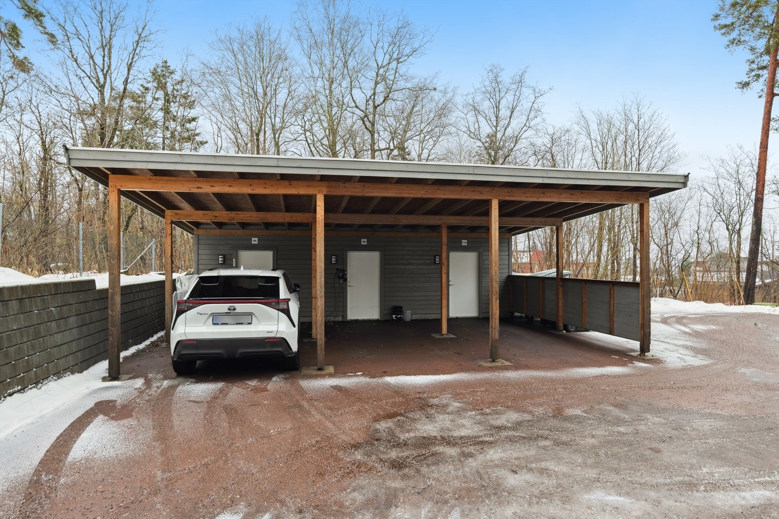 Carporten gir praktisk parkering med tilhørende bod på ca. 5 m² - Her er det mulig å sette opp EL-billader Galleribilde