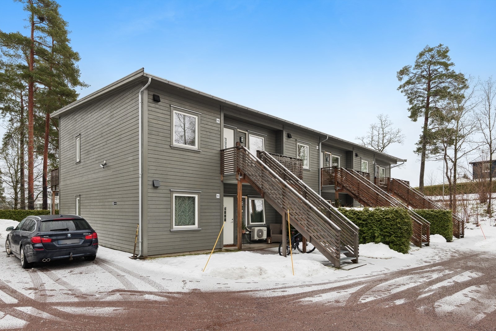 Leiligheten ligger i byggets 2. etasje med trappeadkomst, som den midterste leiligheten Galleribilde