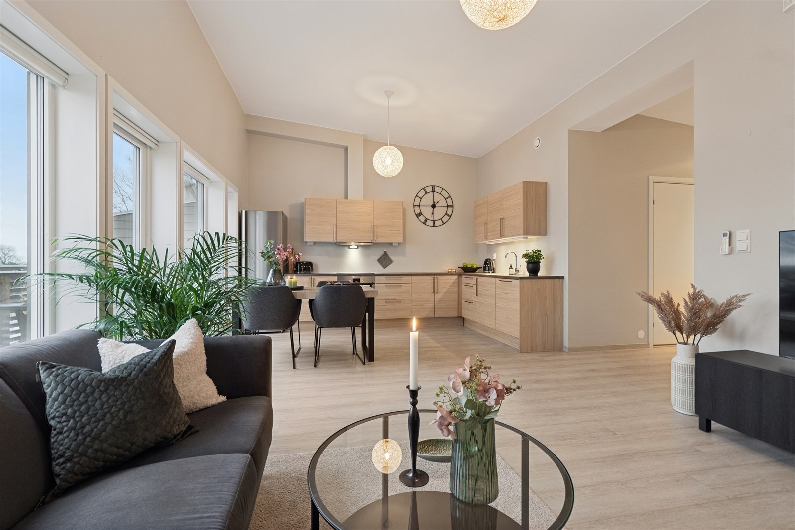 Åpen planløsning mellom stue og kjøkken gir en fin sammenheng i rommet. Galleribilde