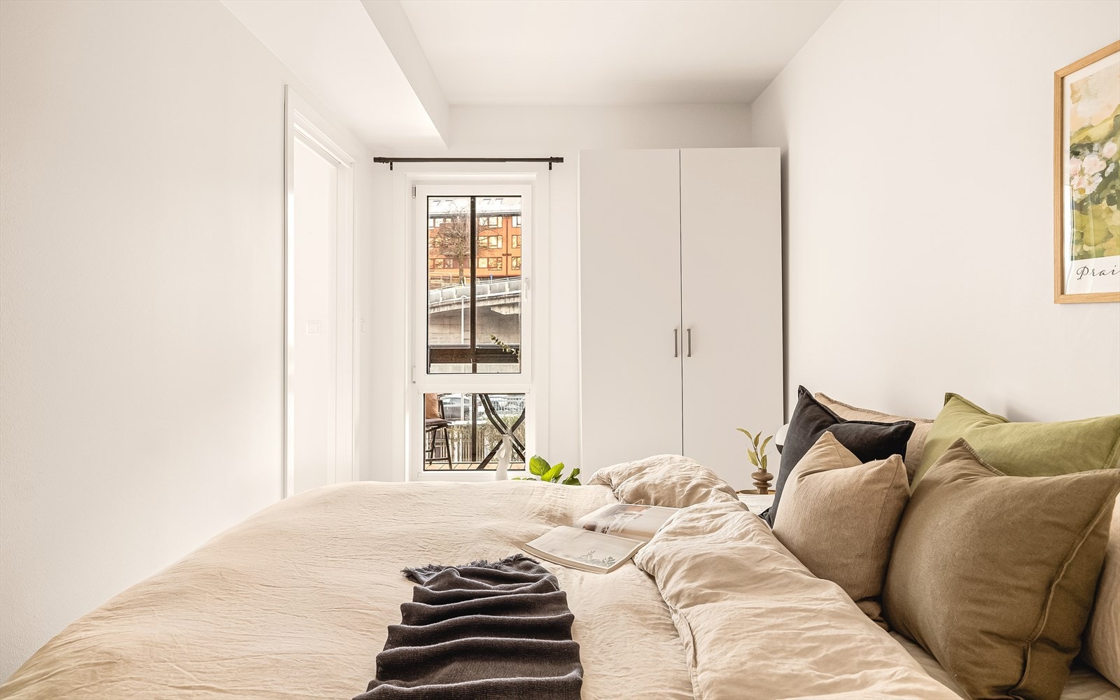 Vindu vender ut mot privat balkong. Godt med lysinnslipp, samtidig som det er laget plass til garderobe ved siden av. Galleribilde