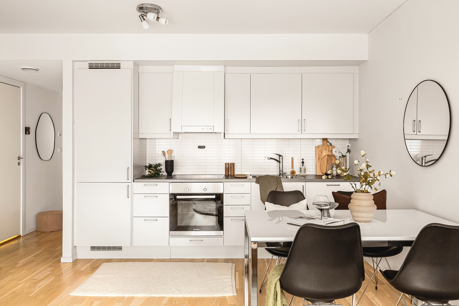 Integrerte hvitevarer inkluderer platetopp, stekeovn, oppvaskmaskin og kjøleskap med frys. Galleribilde