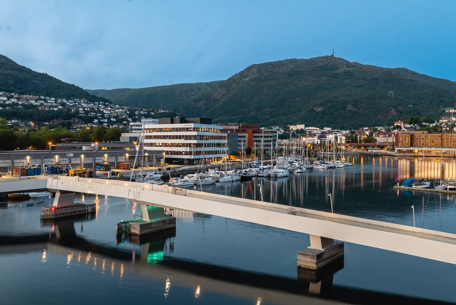 Fine løpestier f.eks. rundt Lungegårdsvannet eller langs promenaden. Løvstakken for turfjell rett bak. Flere treningssentre (bl.a. EVO og SATS) innen kort gange. Galleribilde