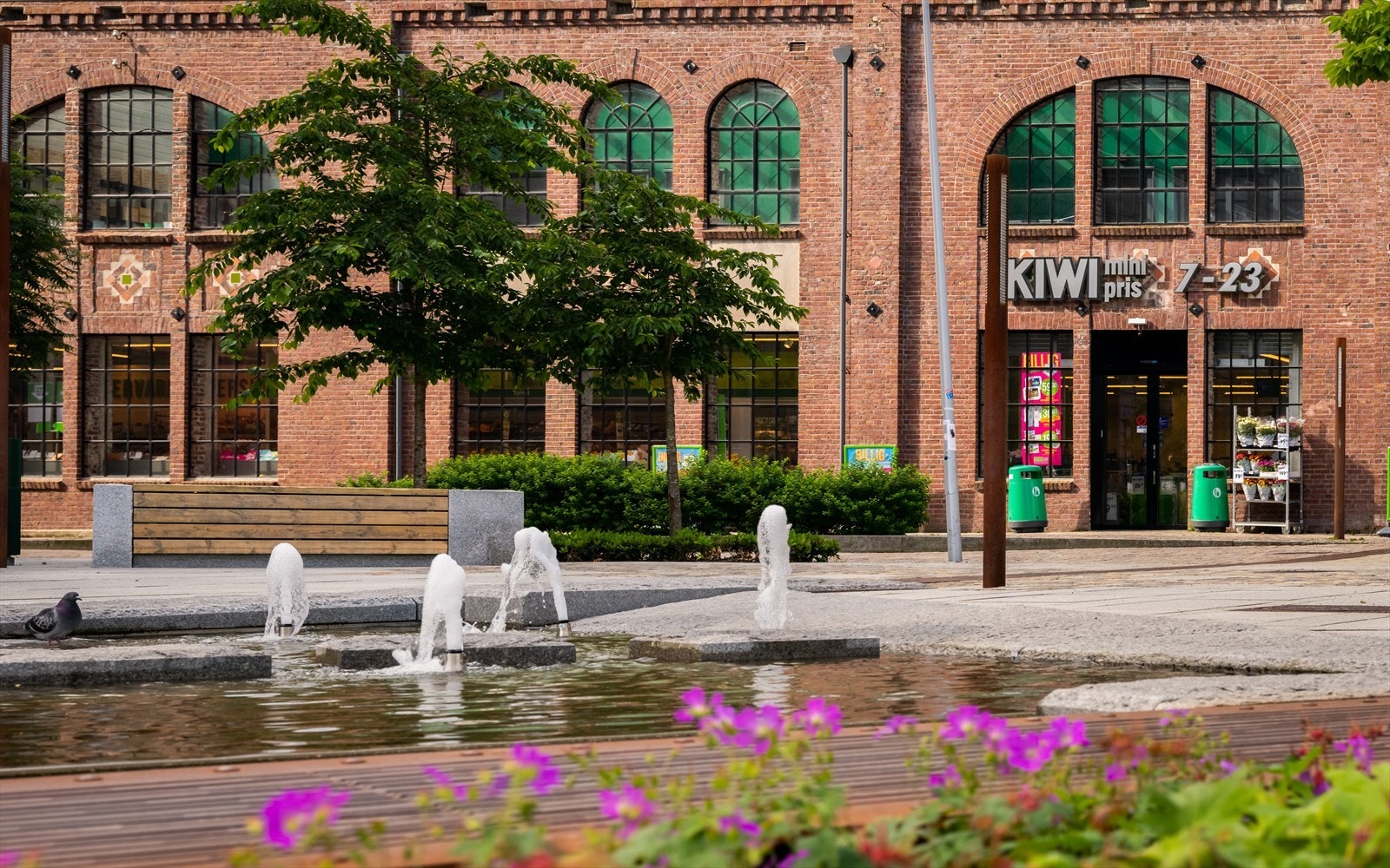 Det er variert og flott arkitektur med primært nyere bygg/pent restaurerte bygg i området. Galleribilde