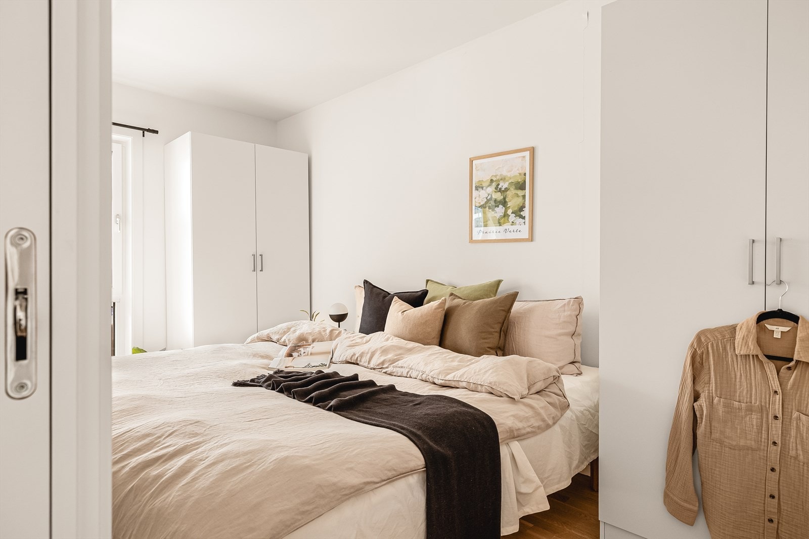 Soverom er 9,8 m². God plass til dobbeltseng, nattbord og garderober på begge sidene av sengen. Galleribilde