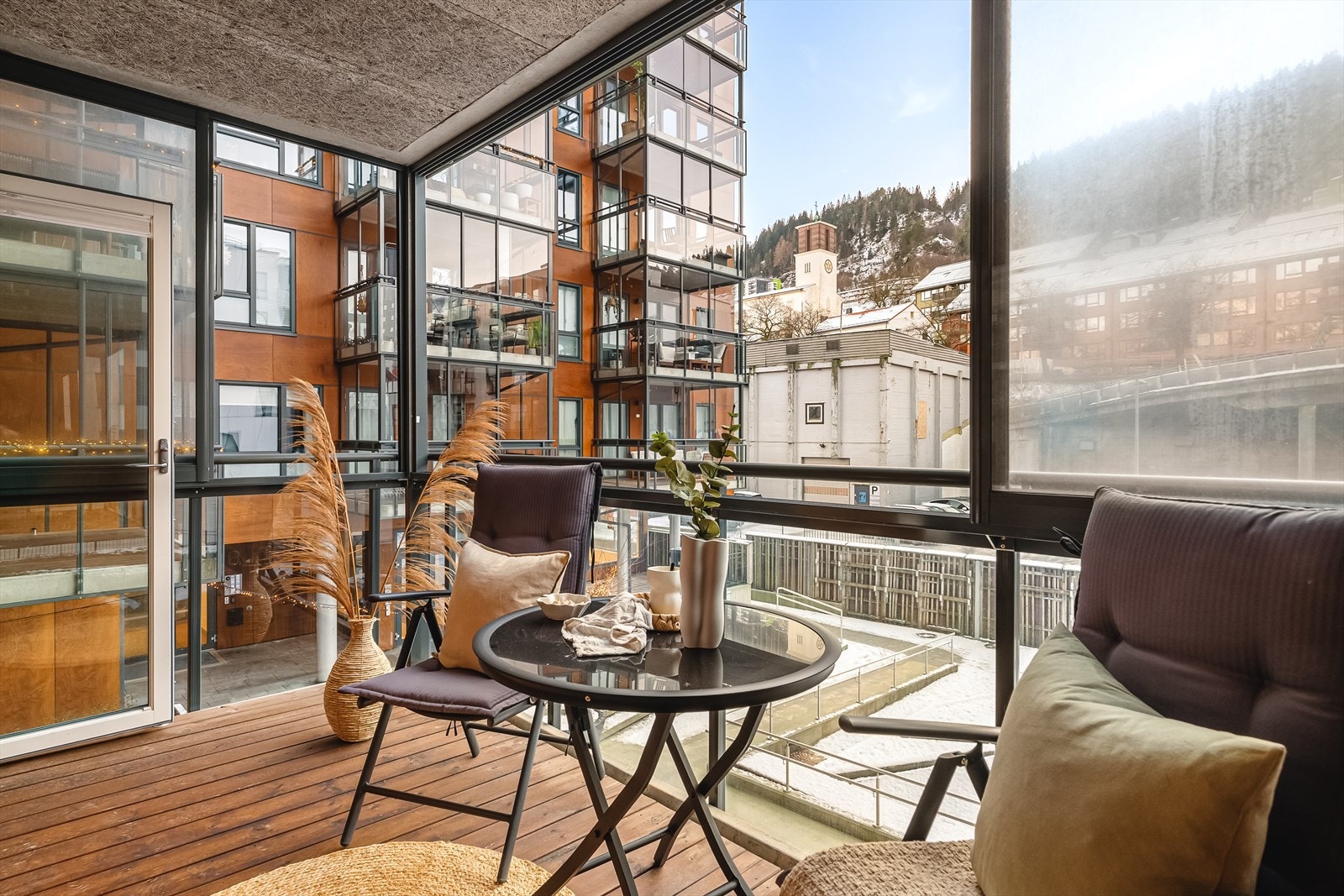 Veldig anvendelig balkong større deler av året. Det er gode solforhold på ettermiddag- og kveldstid om sommeren. Galleribilde