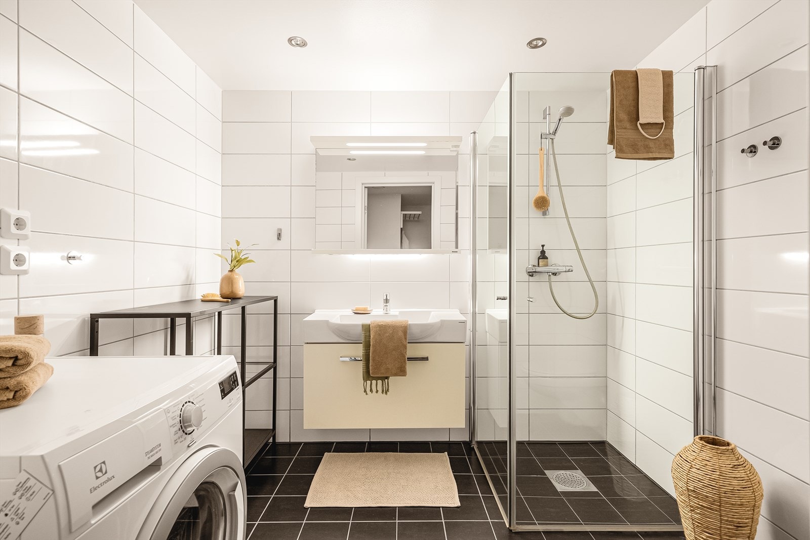 Tidløst, stilrent bad er helfliset. Varmekabler i gulv og downlights i himling. Galleribilde