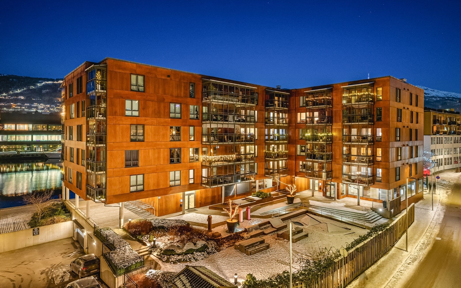 Flott prosjekt fra 2014. Bygget har en svært sentral plassering i sundet, midt mellom caféer, butikker og Småpudden. Galleribilde