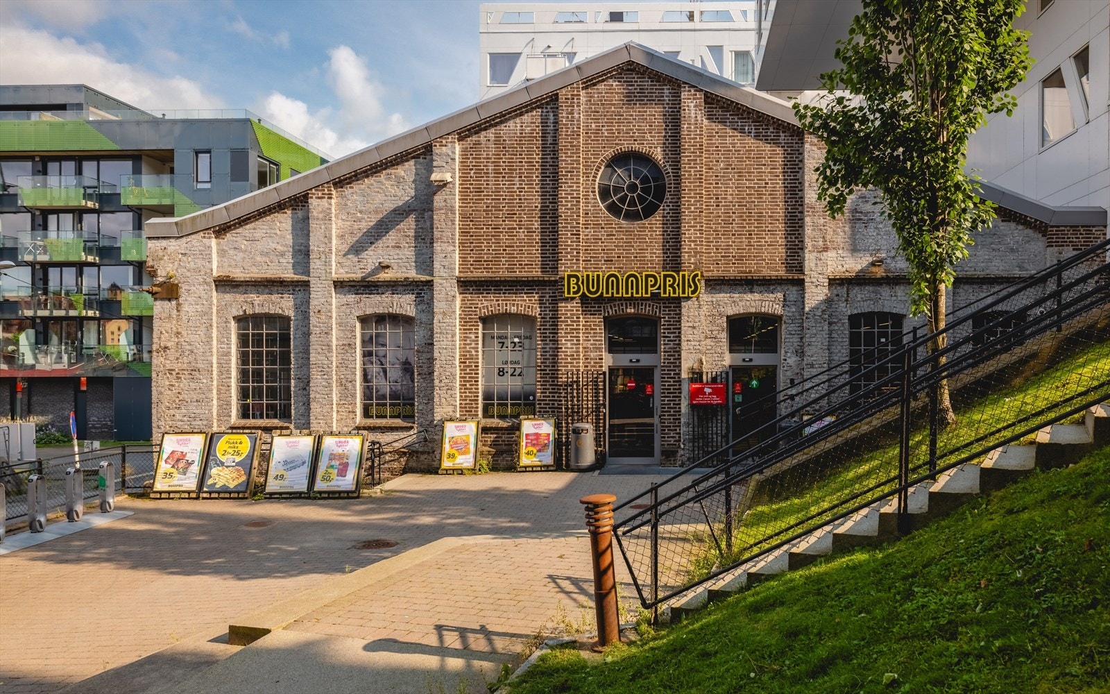 Innen få minutters gange finner du flere dagligvarebutikker, caféer, spisesteder, arbeidsplasser og andre servicetilbud. Galleribilde