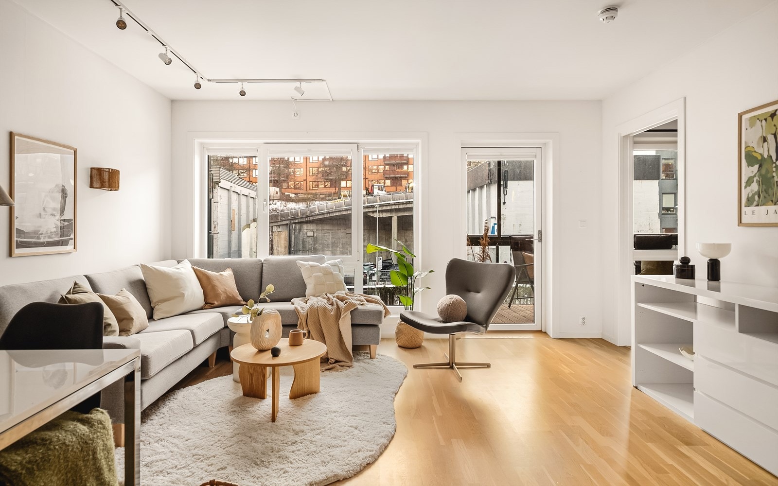 Parkett på gulv og slette malte flater ellers. Direkte utgang til privat balkong. Galleribilde