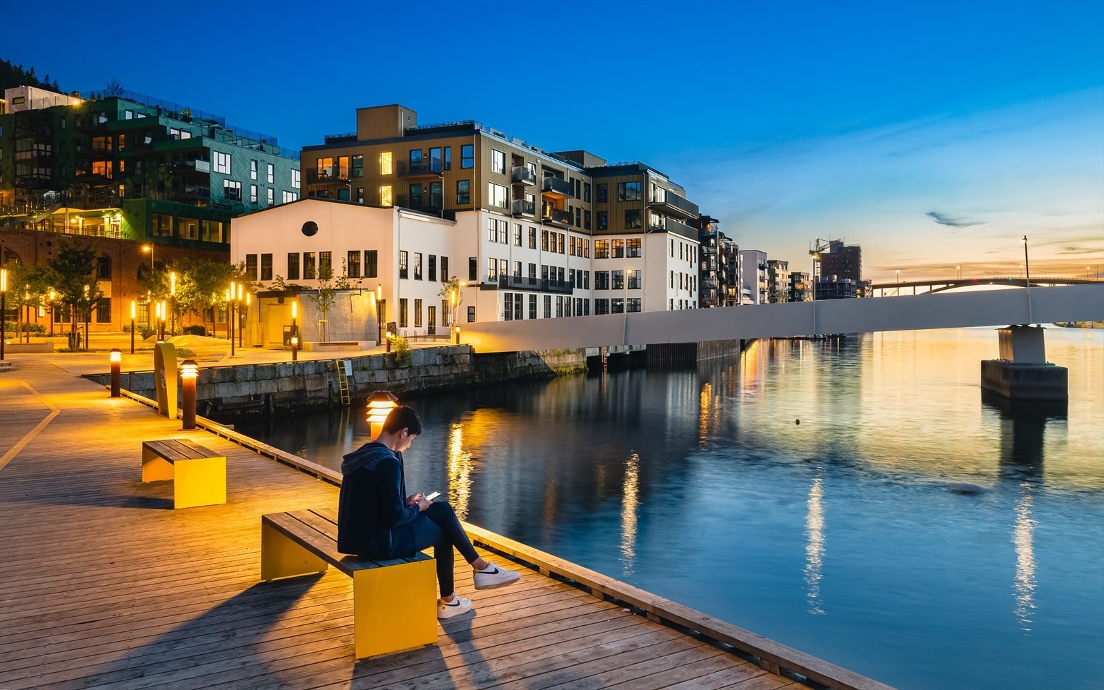 Sundet byr på nydelige promenader langs sjøkanten, med et maritimt og urbant miljø. Galleribilde