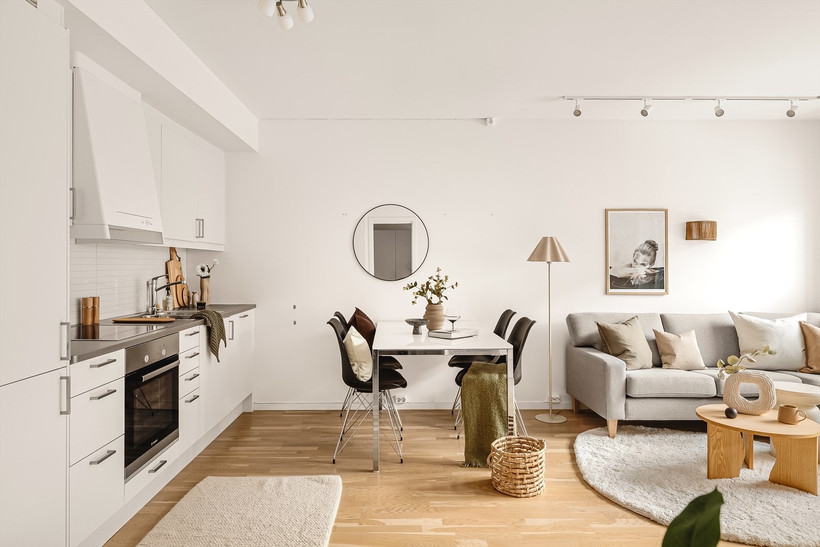 Stue og kjøkken har åpen løsning. Rommet er av god størrelse (24,3m²), med naturlige plasser til sofa og spisebord. Galleribilde