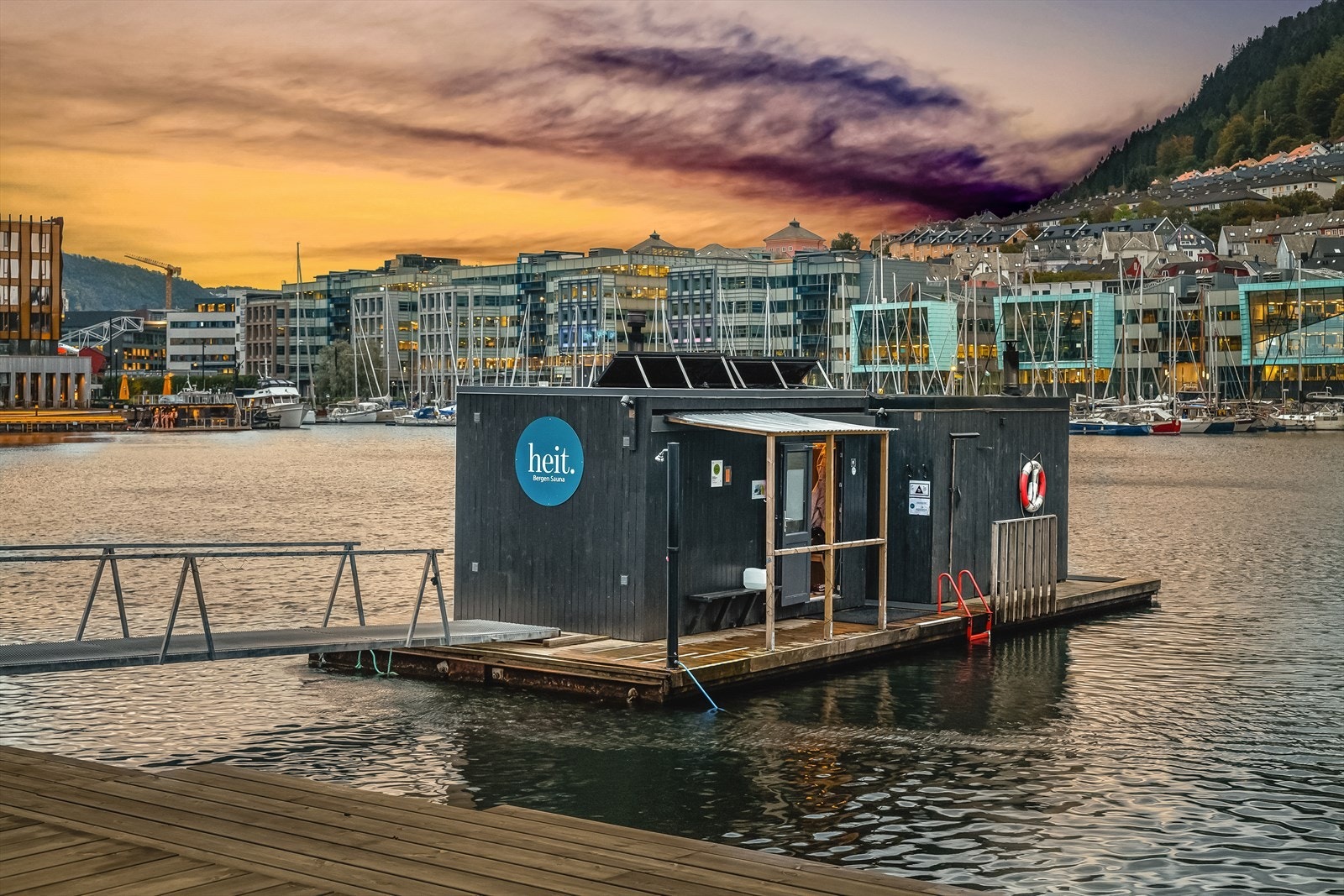 Det er flere flytende badstuer innen kort gangavstand, som kan bookes for drop-in eller hele badstuen for sosiale sammenkomster. Herlig året rundt. Galleribilde