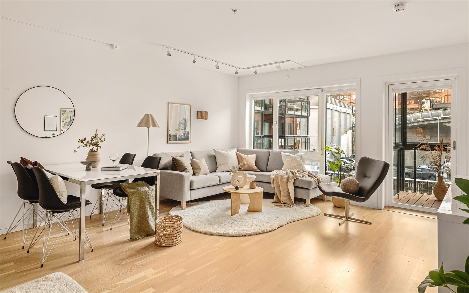 Velkommen til en strøken 2-roms. God planløsning og super beliggenhet. Innglasset, solrik balkong. Foto: BARK Foto v/Terje Arntsen. Galleribilde