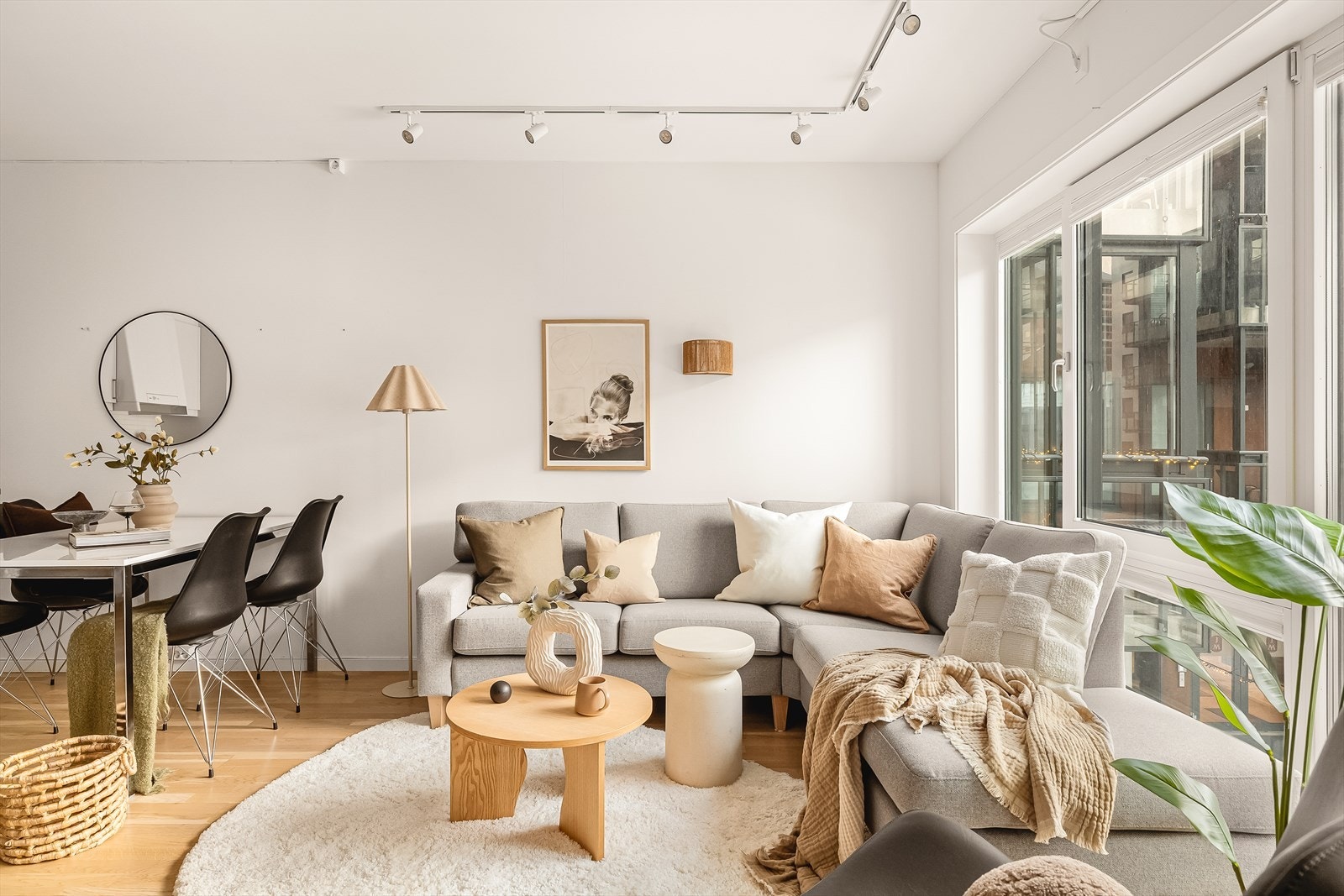 Store vinduer i stuen gir deg veldig godt med naturlig lys. Galleribilde