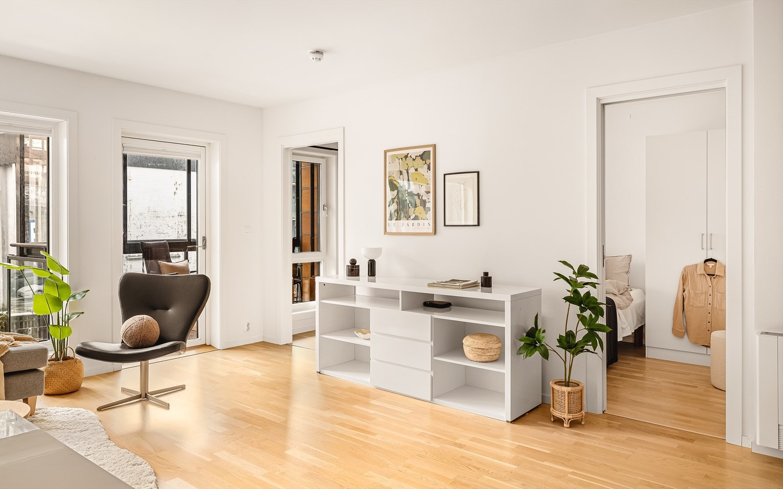 Fin plass til å ha TV-vegg mot sofagruppe. To stk. skyvedører inn til soverommet. Galleribilde