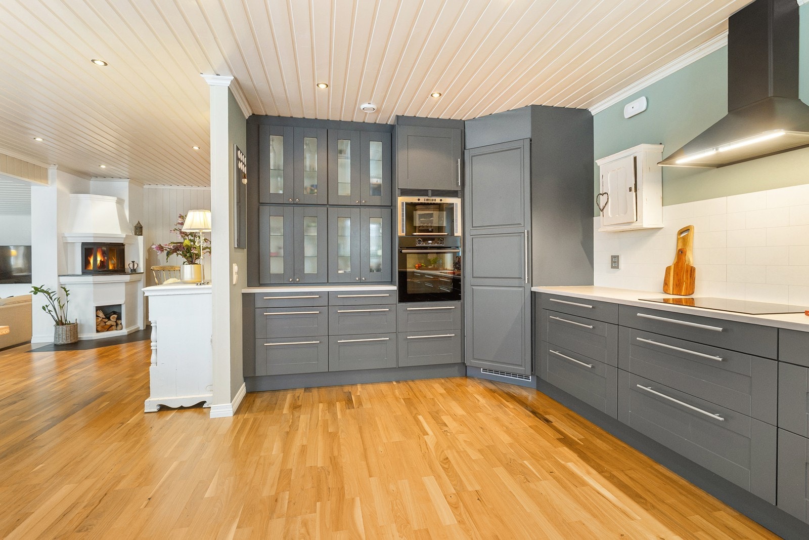 Med glatte mørke fronter, god skapplass og god belysning gir kjøkkenet et gjennomført uttrykk! Galleribilde