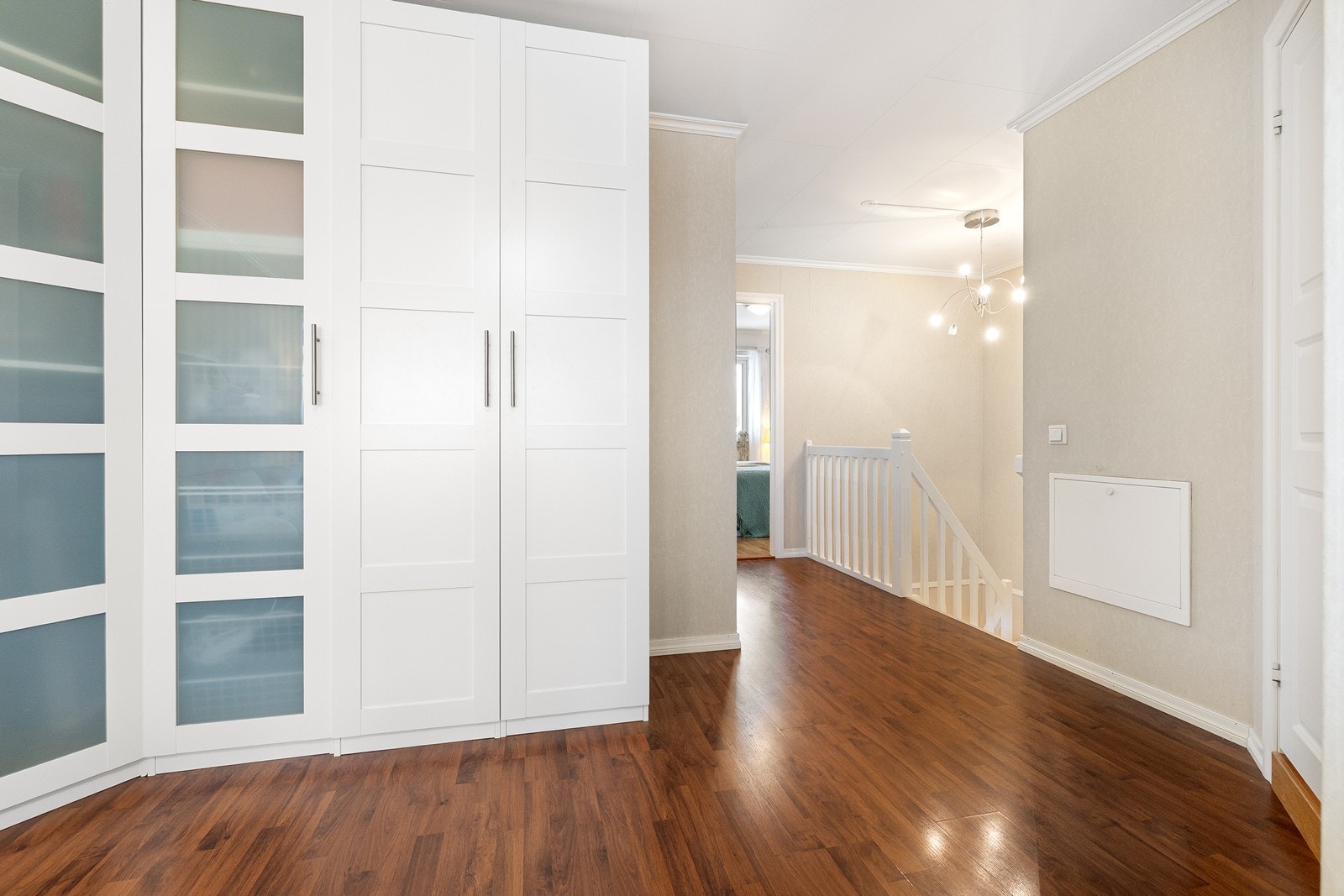 Lys og ryddig gang med smart oppbevaring - gir et ryddig uttrykk i hverdagen. Galleribilde