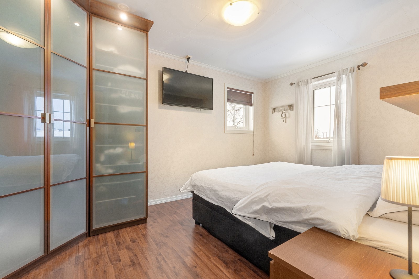 Stort soverom med stor garderobe. Galleribilde