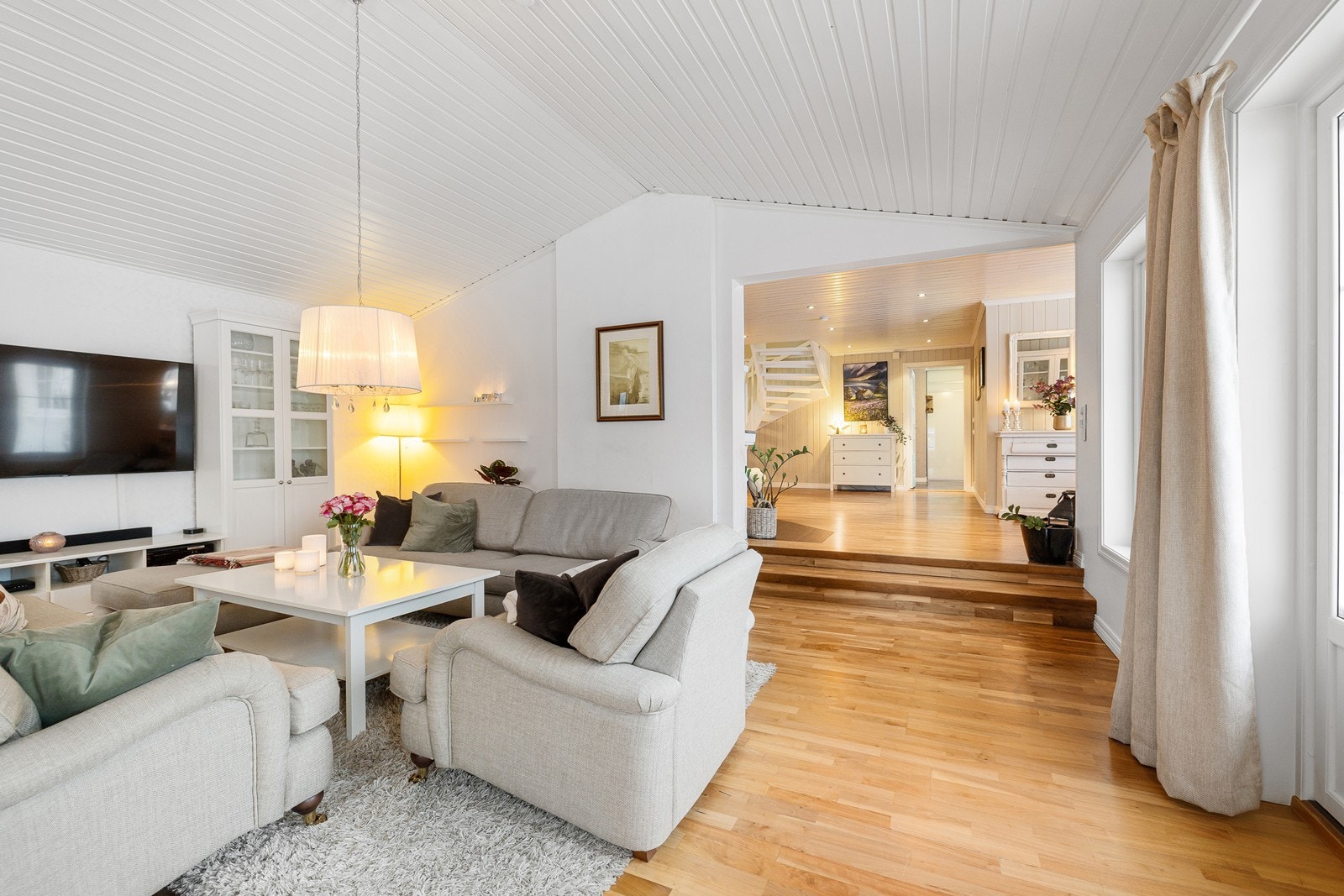 Stuen har god takhøyde og mye naturlig lys. Galleribilde