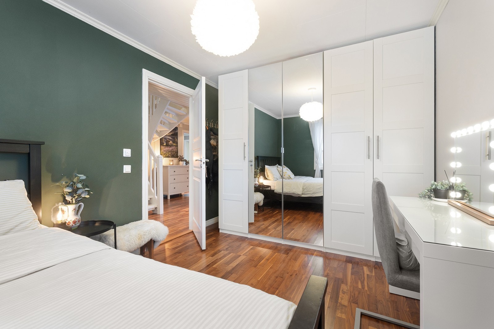 Soverommet har tilhørende garderobeskap med godt med oppbevaringsplass. Galleribilde