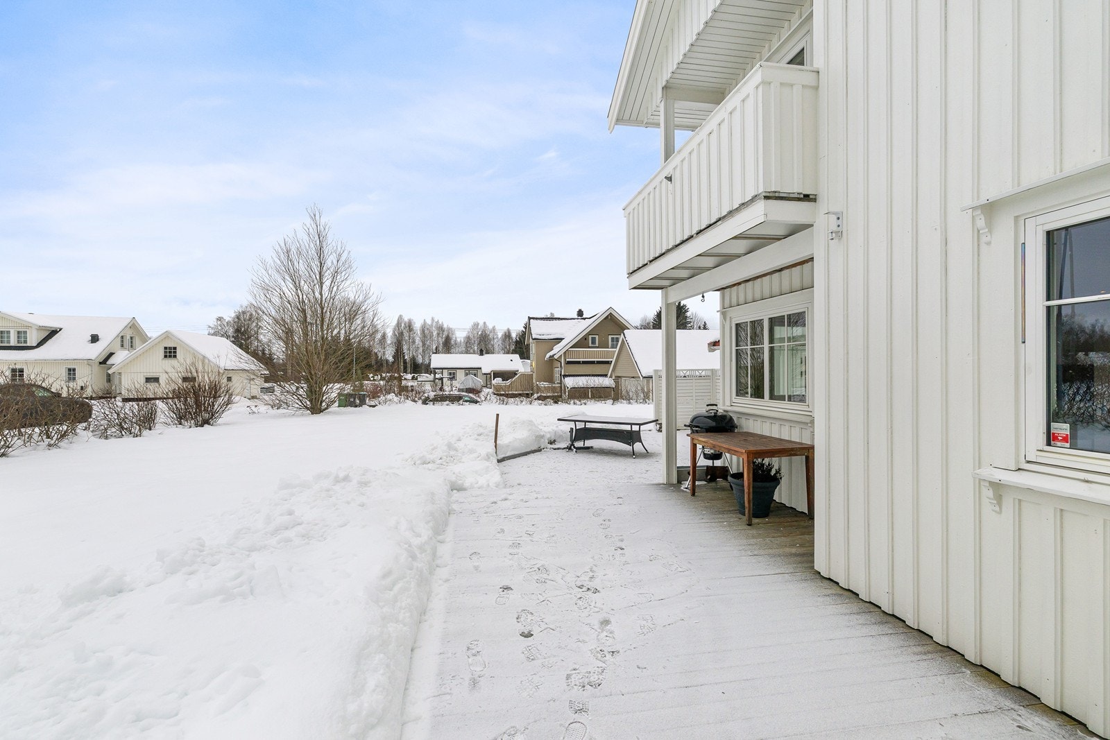Her får du et fantastisk uteområde med god plass til både lek og hyggelige sammenkomster. Perfekt for barnefamilier - og for deg som liker å nyte sommeren hjemme. Galleribilde