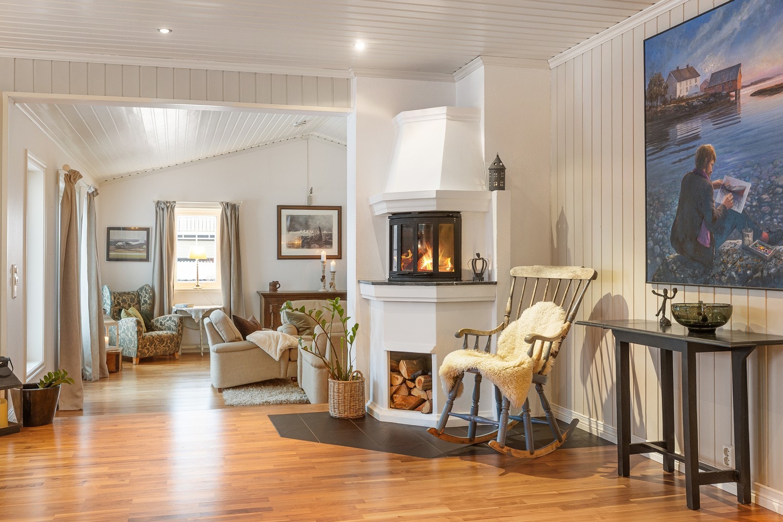 Peisen skaper varme og atmosfære - gir både varme, stil og helhetlig flyt mellom rommene! Galleribilde