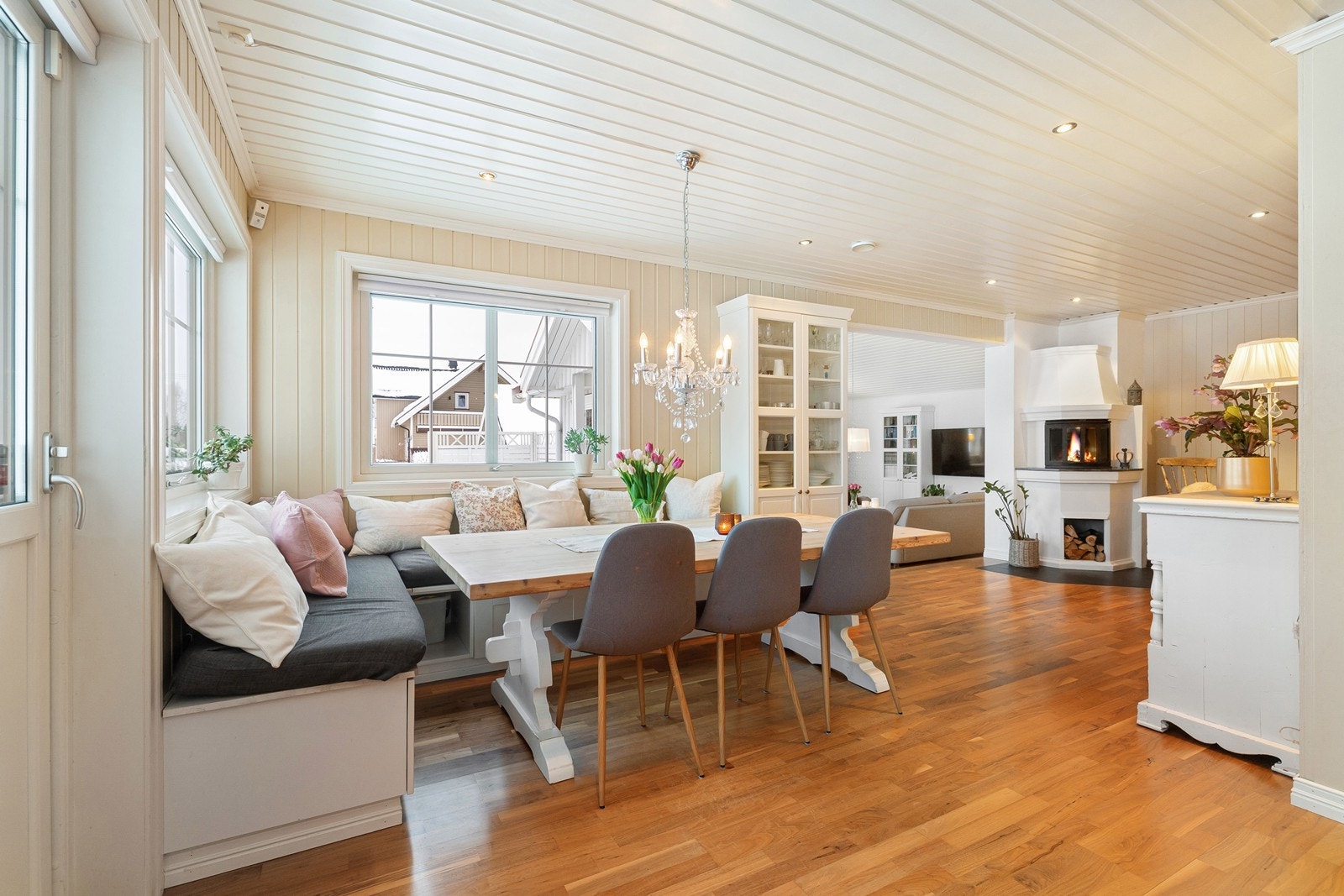 Koselig spiseplass utenfor kjøkkenet. Galleribilde