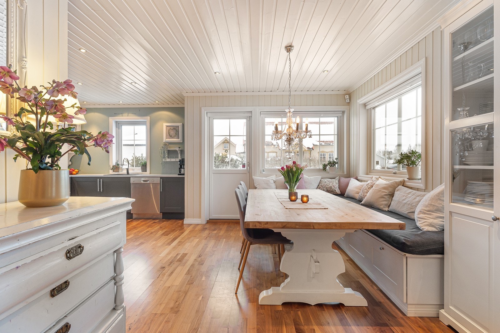 Spiseplassen har en lys og fin atmosfære med en stor sittegruppe - her har du plass til hele familien! Galleribilde