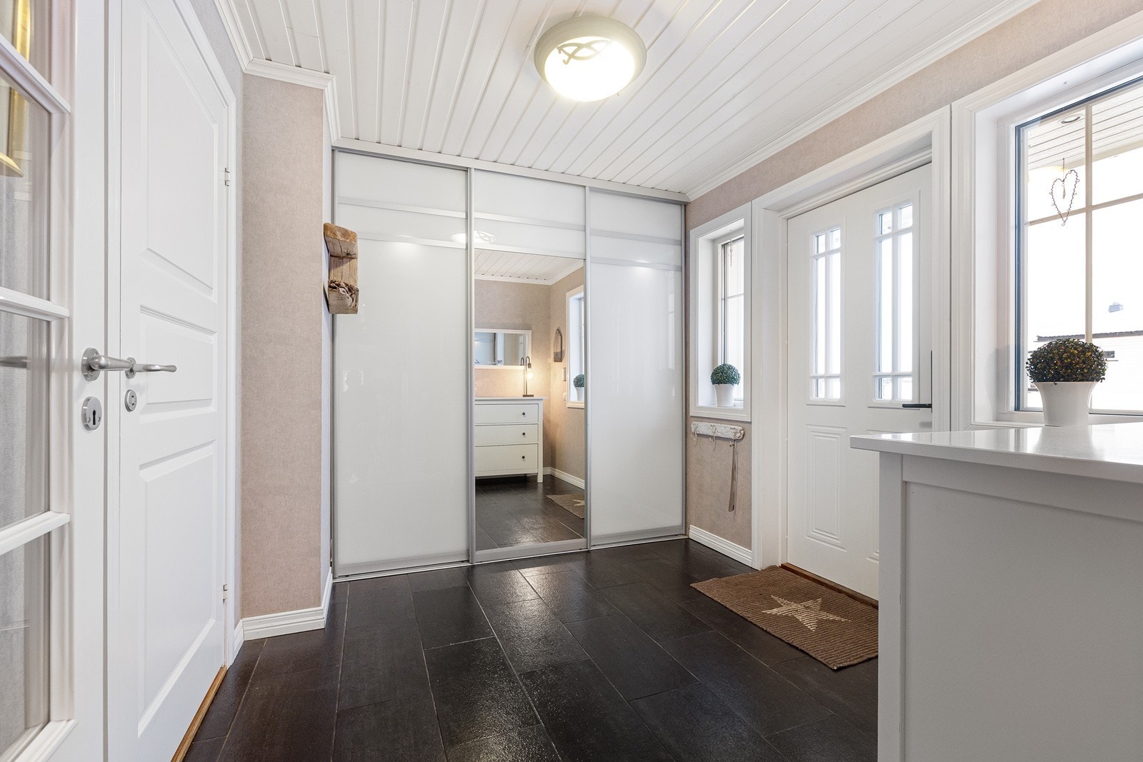 Stor gang med skyvedørsgarderobe med speilfront. Galleribilde