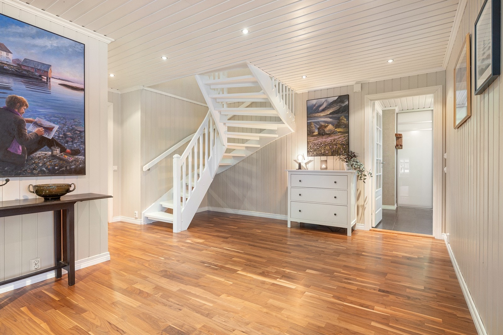 Praktisk planløsning med adskilt løsning mot yttergang - perfekt for å holde orden og skape en ryddig entré. Galleribilde