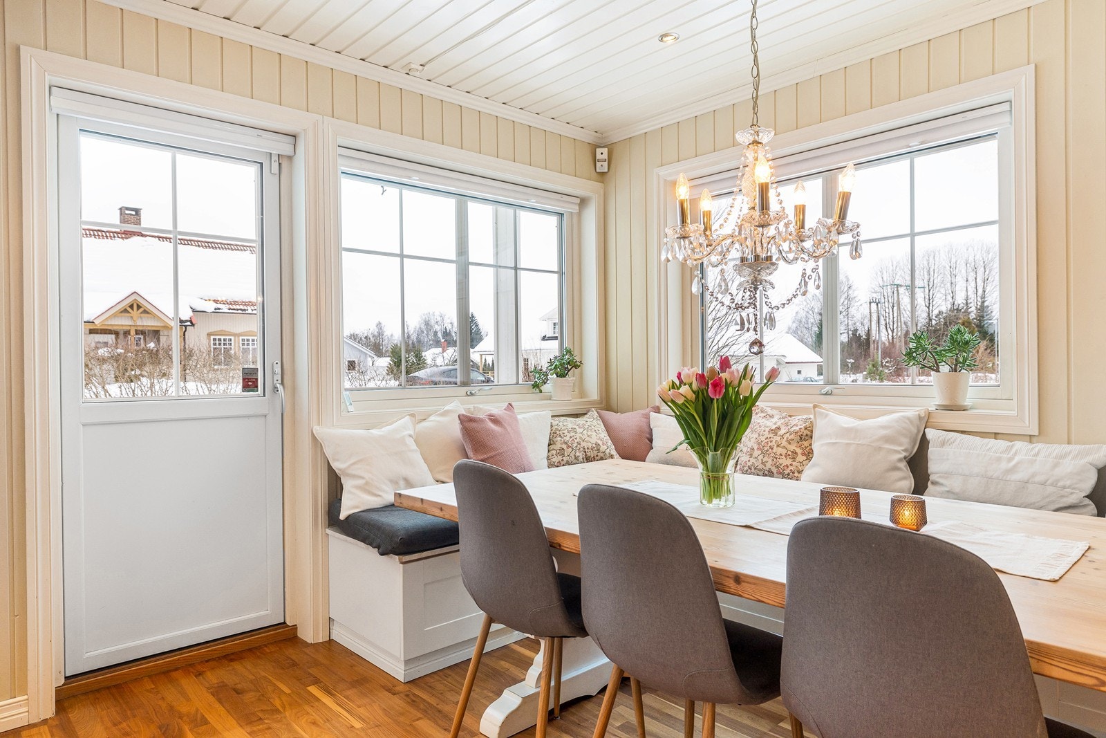 Med store åpne vinduer gir det kjøkkenet og spiseplassen mye naturlig lys. Galleribilde