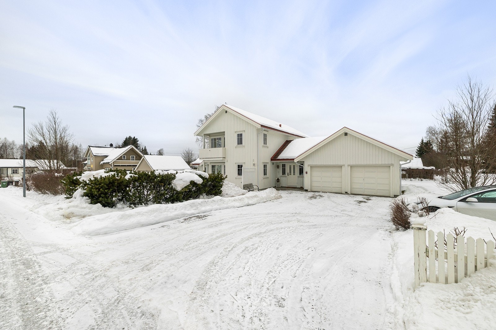 Boligen har en stor gårdsplass med gode biloppstillingsmuligheter og integrert dobbelgarasje. Galleribilde