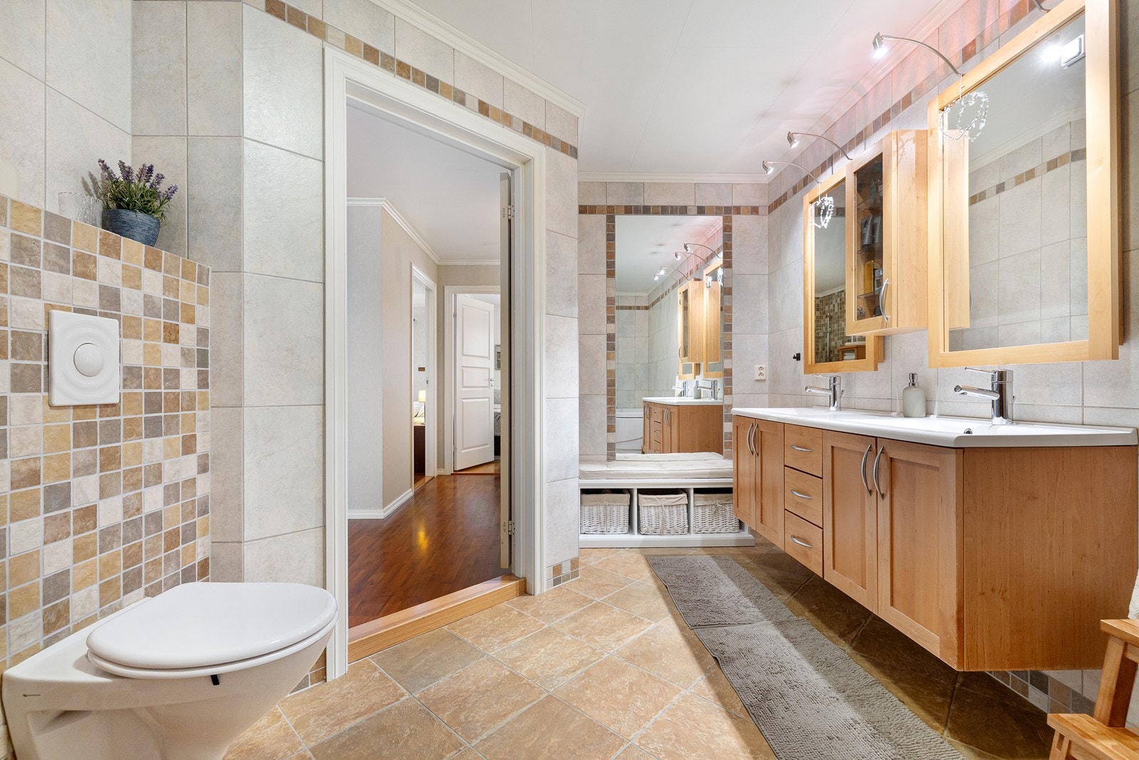 Med svevende innredning og to nedfelte servanter gir badet godt med plass til familien. Galleribilde