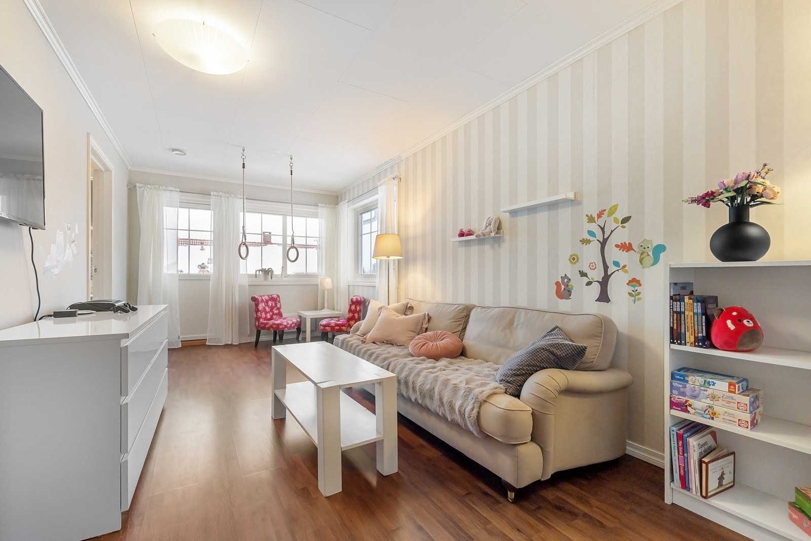 Lys og trivelig loftstue med god boltringsplass for barna. Galleribilde