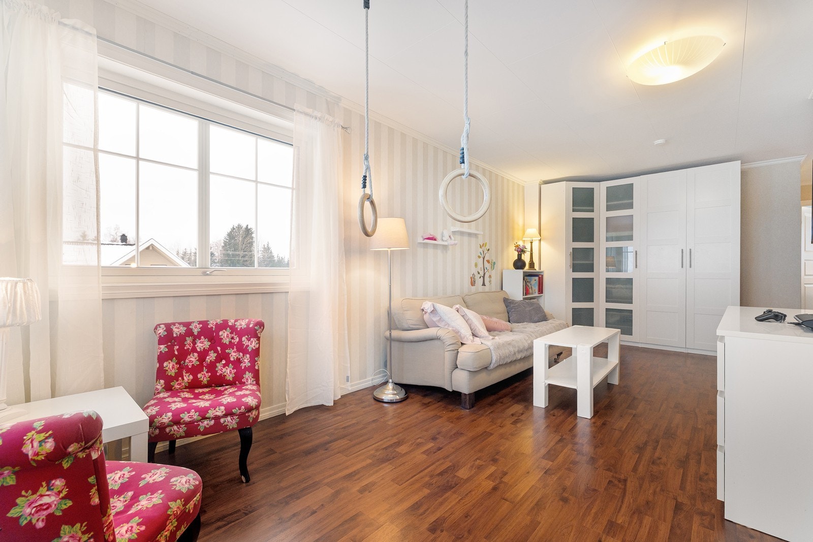 Loftstuen har tapet på veggene, laminatgulv og god plass. Galleribilde