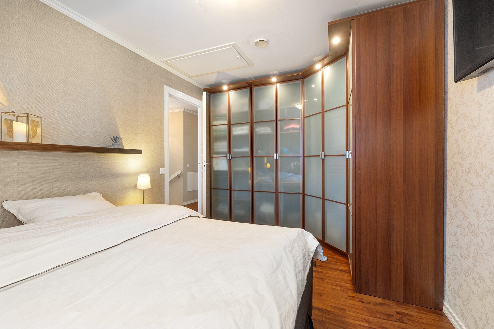 Garderoben har god oppbevaringsplass og belysning. Galleribilde