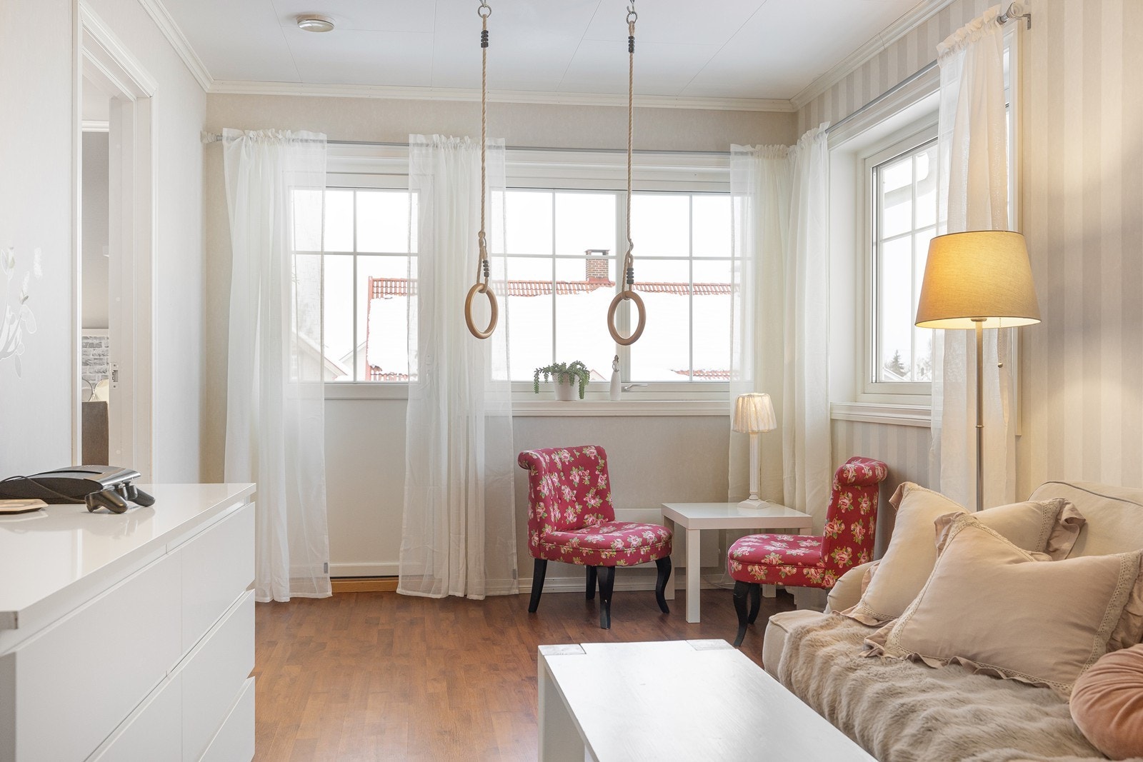 Loftstuen har mye naturlig lys og direkte tilgang til balkong. Galleribilde