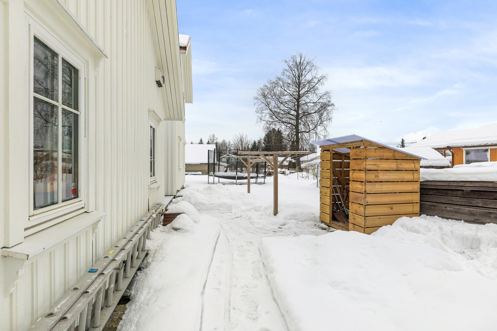 Smart og funksjonell uteplass som gjør hverdagen enklere - perfekt for oppbevaring av ved og lufttørking av klær. Galleribilde