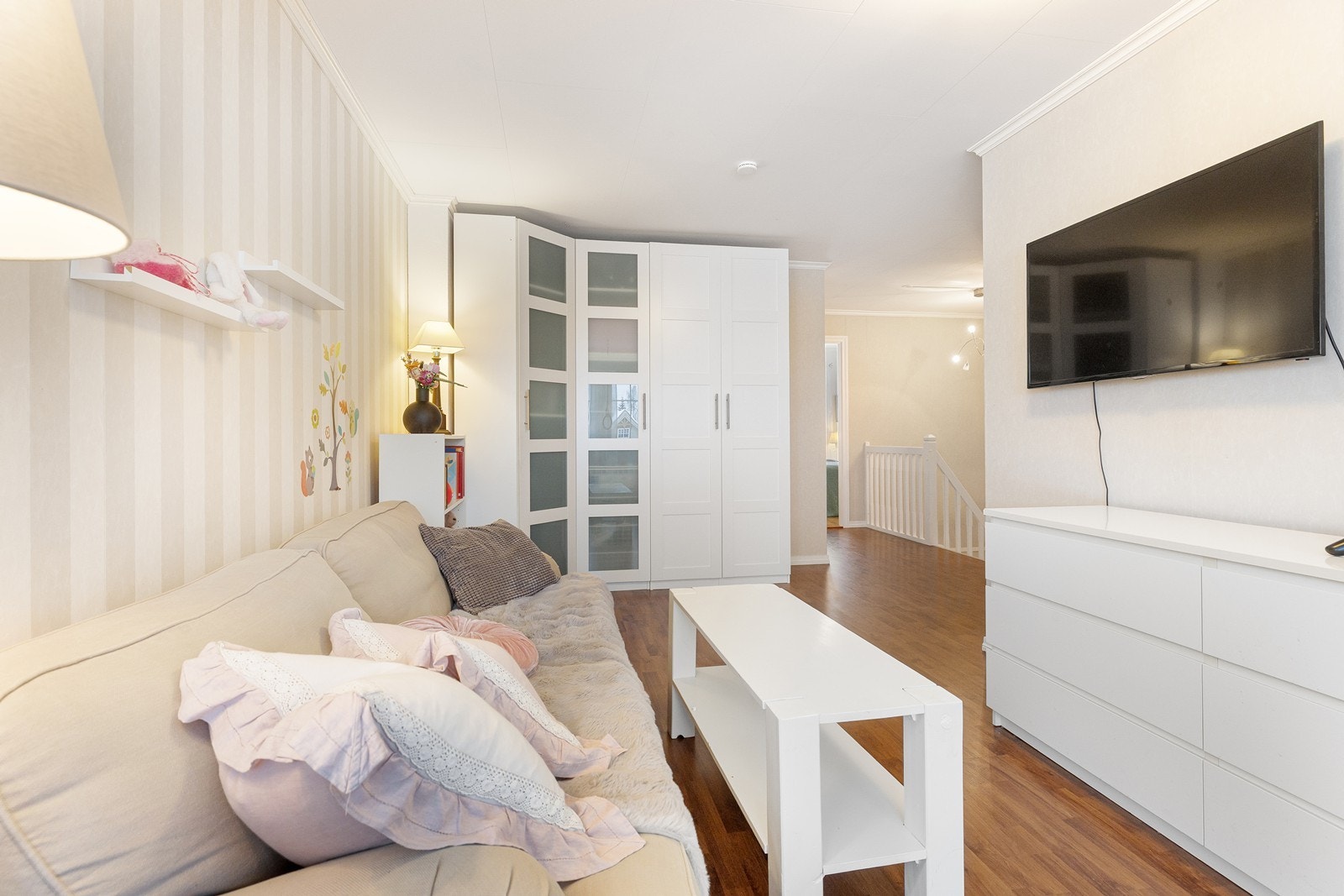 Loftstuen blir et naturlig midtpunkt i 2. etasje. Galleribilde