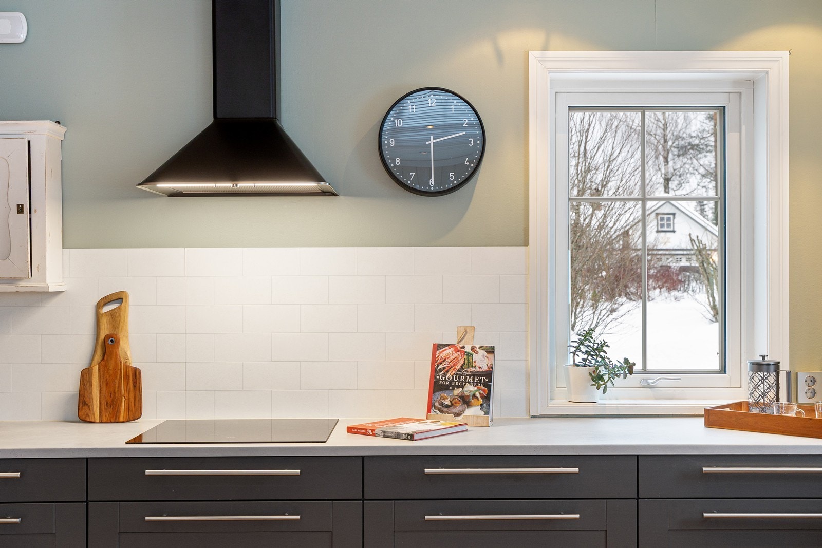 Lekker platetopp med ventilator i hette over - pent, moderne og ikke minst praktisk! Galleribilde