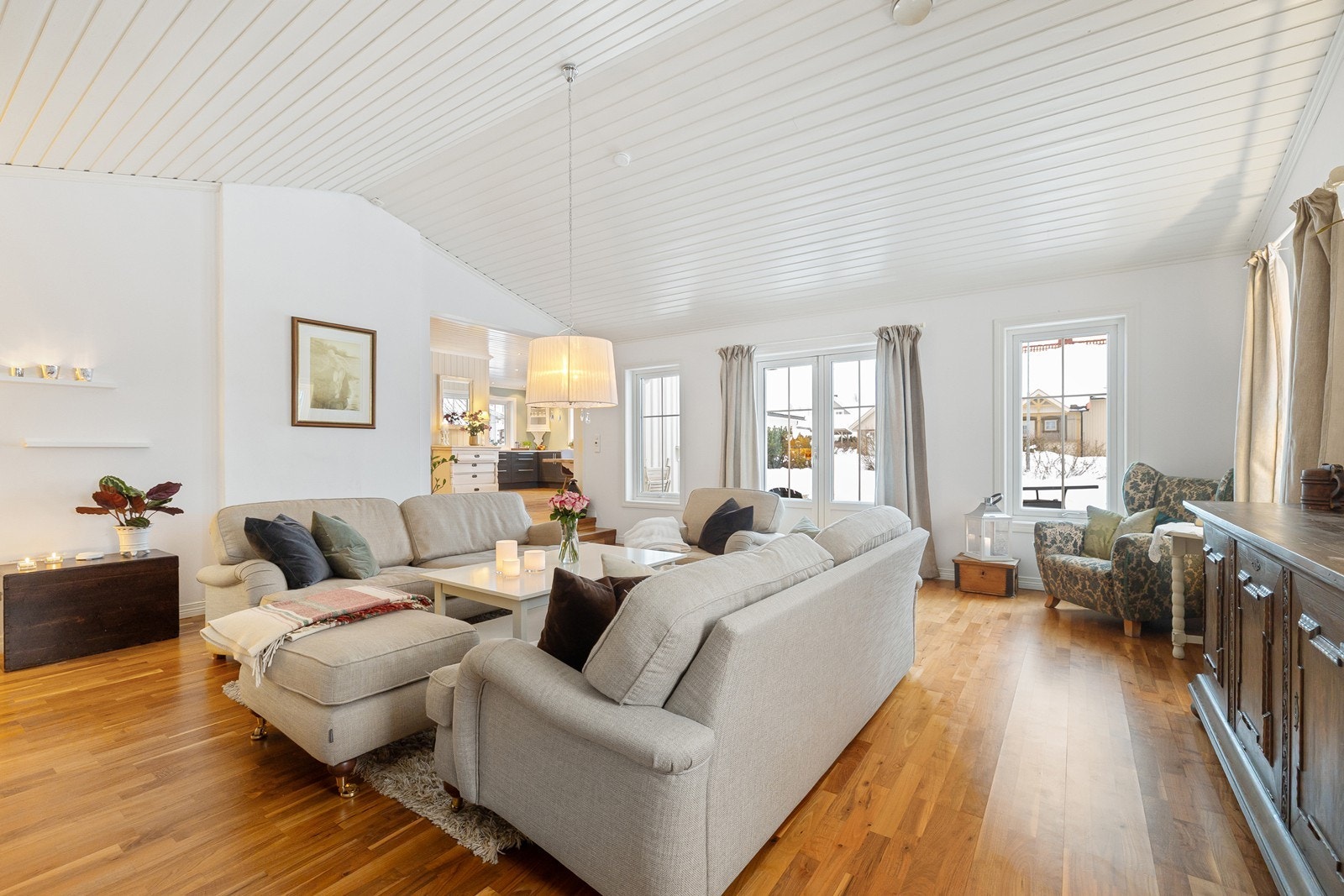 Stuen har plass til en stor sittegruppe, samt direkte tilgang til terrasse utenfor. Galleribilde