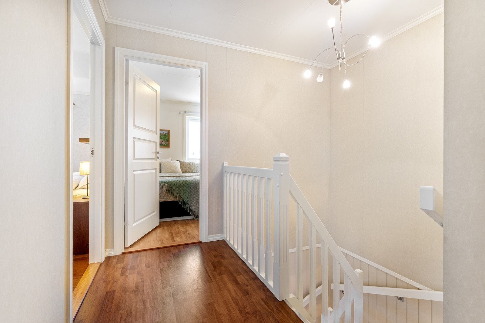 Trappegangen er åpen og luftig med god tilgang til rommene. Galleribilde