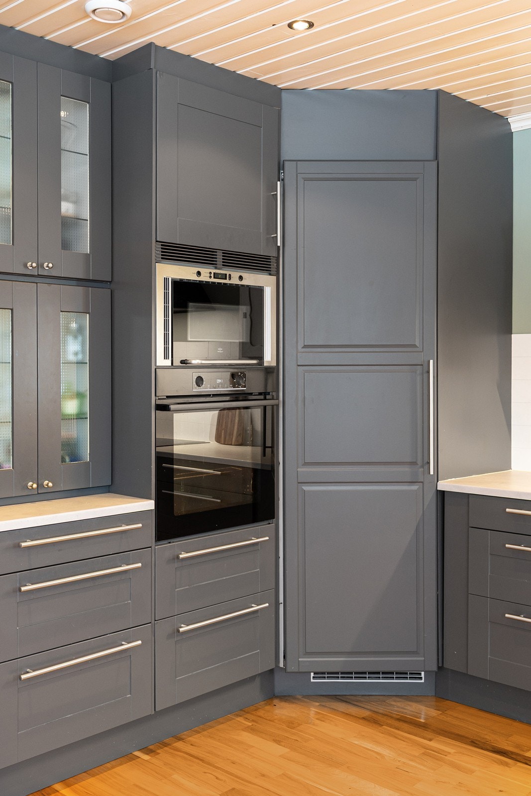 Kjøkkenet har videre integrert stekovn, mikroovn, oppvaskmaskin og et stort hjørnekjøleskap - praktisk og stilrent! Galleribilde