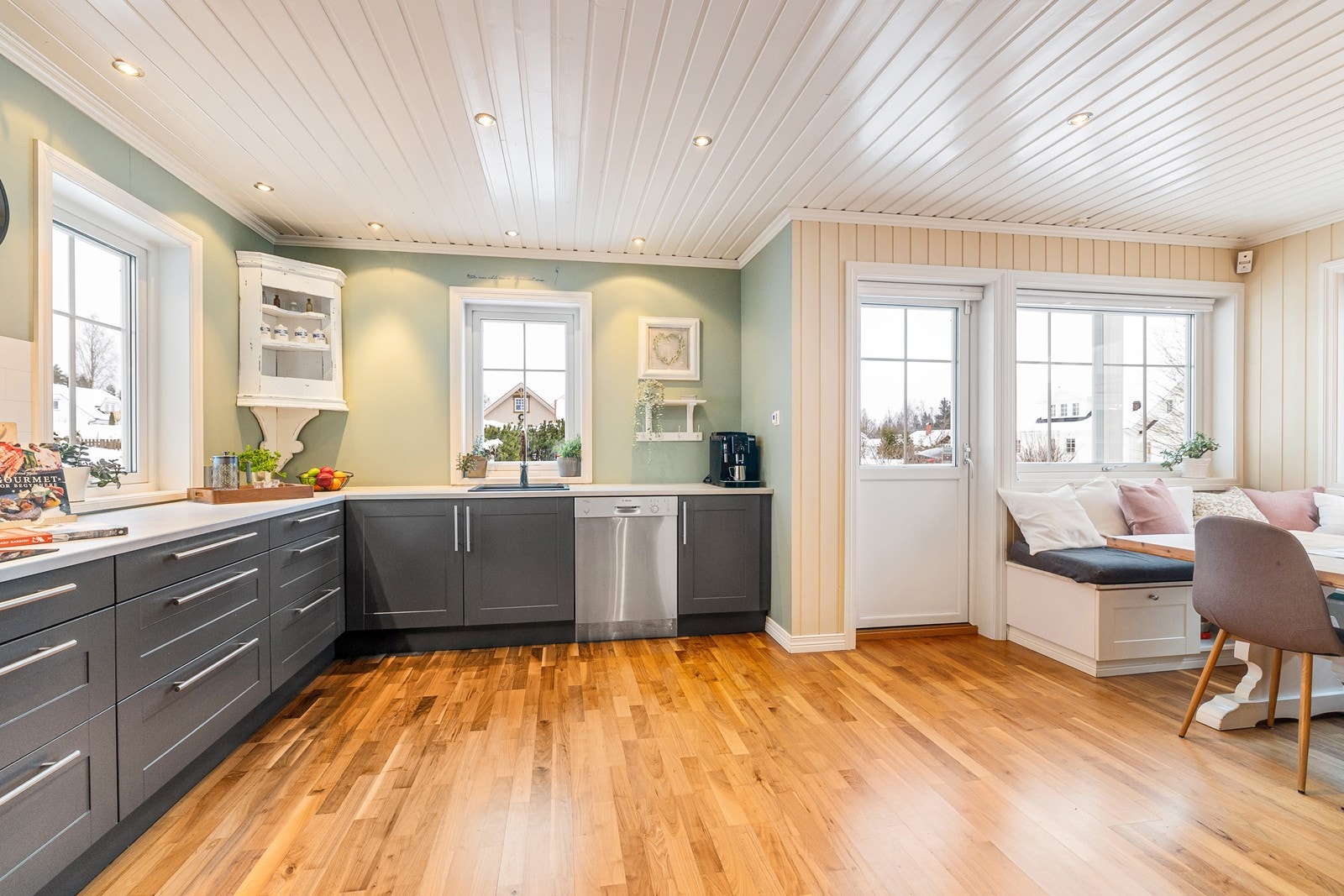 Her har du god benkeplass, samt direkte tilgang til spisekrok og terrasse utenfor. Galleribilde