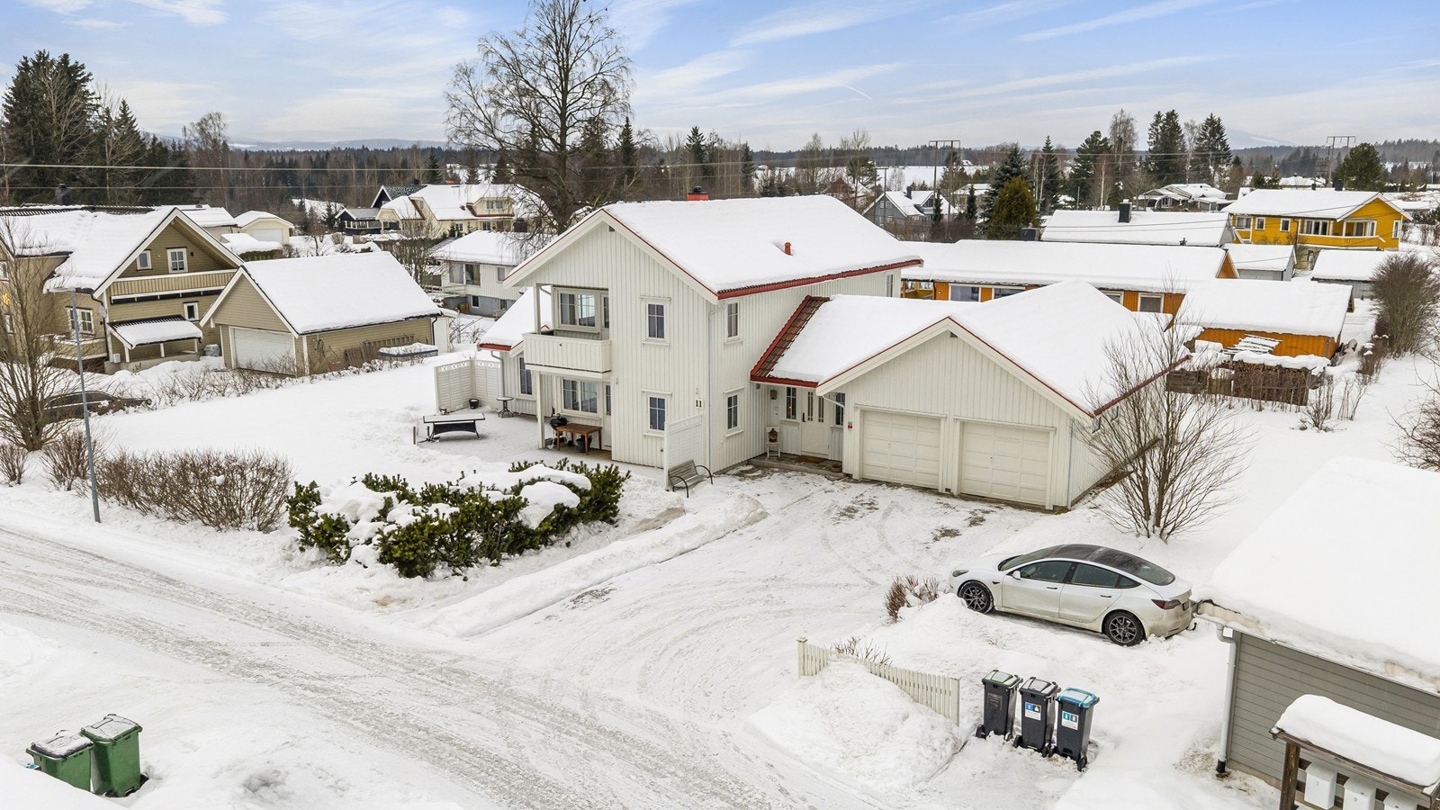 Velkommen til Møllerstadjordet 11! En innholdsrik familiebolig med tilhørende dobbel garasje. Galleribilde