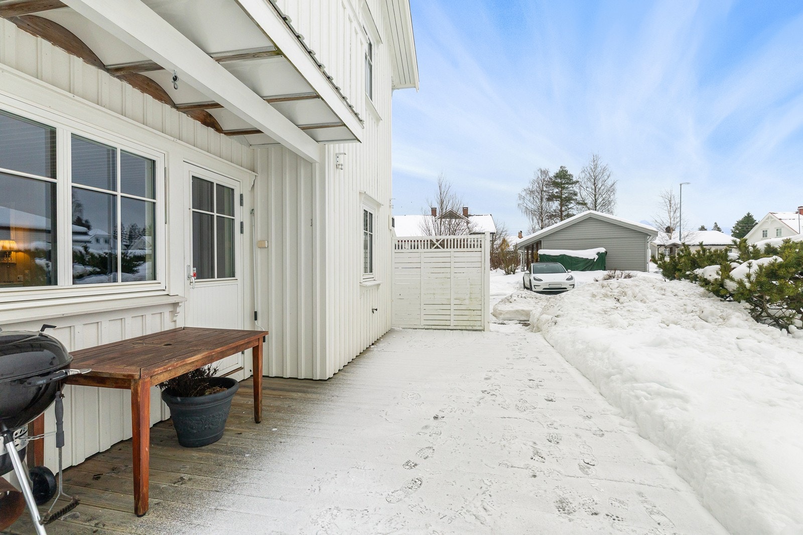 Terrassen ved kjøkkenet har et lite overbygg med direkte tilgang til hage eller gårdsplass. Galleribilde