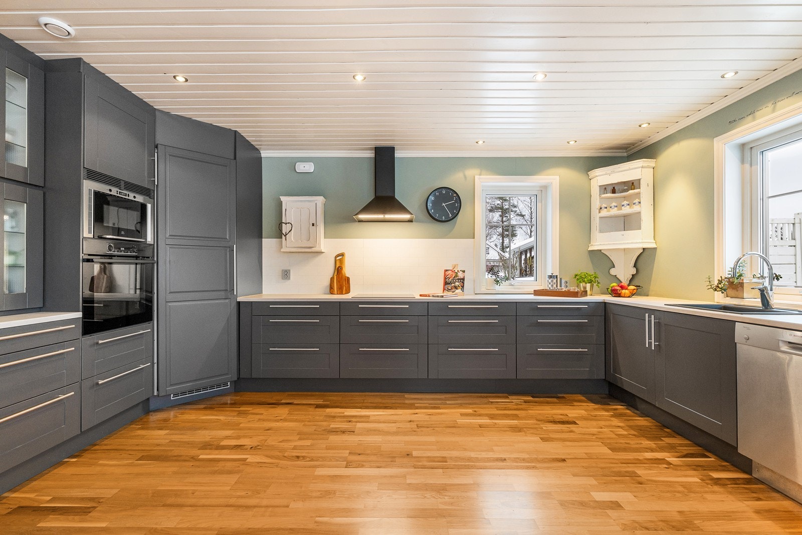 Kjøkkeninnredningen har grå, profilerte fronter og laminert benkeplate. Det er montert downlights i himlingen. Galleribilde