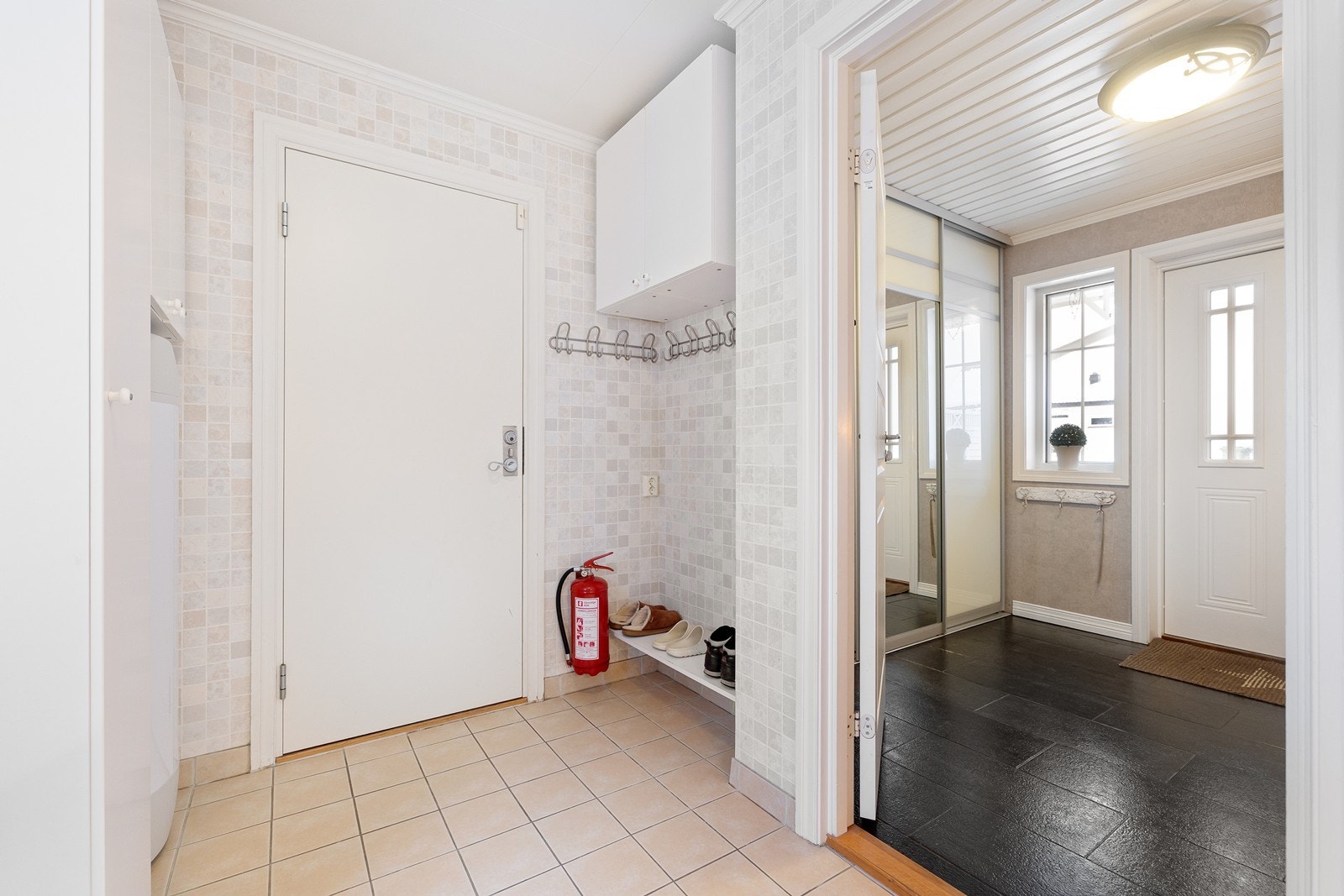 Fra vaskerommet er det direkte tilgang til den integrerte garasjen. Galleribilde