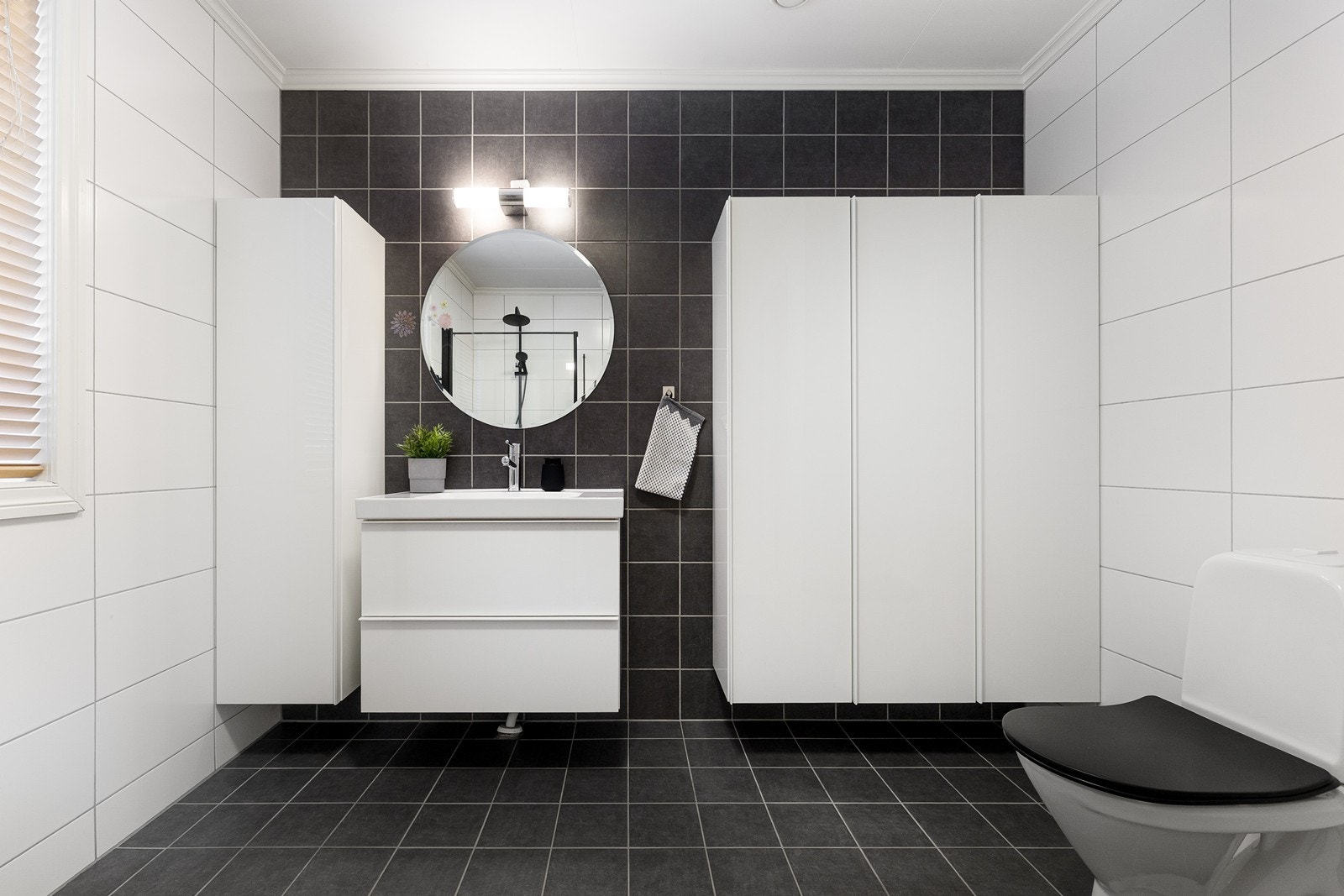 Badet har god belysning, god skapplass- og oppbevaringsplass, servant i servantskap og toalett. Galleribilde